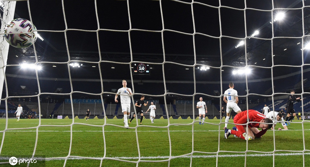 باولينيو جونيور يقود البرازيل للفوز 4-1 على أوروغواي بينما ميسي ينقذ الأرجنتين أمام تشيلي في تصفيات كأس العالم 2018